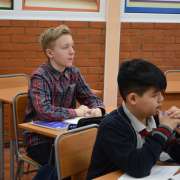 Ученики Международной лингвистической школы спешат на занятия после зимних каникул 