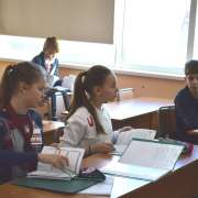 Ученики Международной лингвистической школы спешат на занятия после зимних каникул 