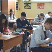 Ученики Международной лингвистической школы спешат на занятия после зимних каникул 