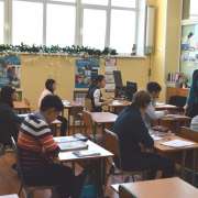 Ученики Международной лингвистической школы спешат на занятия после зимних каникул 