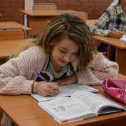 Ученики Международной лингвистической школы спешат на занятия после зимних каникул 