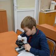 Ученики Международной лингвистической школы спешат на занятия после зимних каникул 