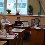 Ученики Международной лингвистической школы спешат на занятия после зимних каникул 