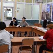 Ученики Международной лингвистической школы спешат на занятия после зимних каникул 