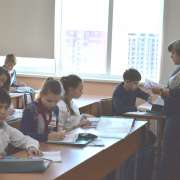 Ученики Международной лингвистической школы спешат на занятия после зимних каникул 
