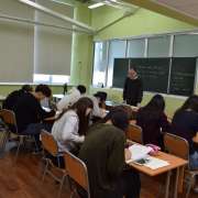 Ученики Международной лингвистической школы спешат на занятия после зимних каникул 