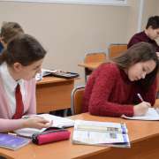 Ученики Международной лингвистической школы спешат на занятия после зимних каникул 