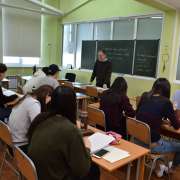 Ученики Международной лингвистической школы спешат на занятия после зимних каникул 