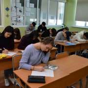 Ученики Международной лингвистической школы спешат на занятия после зимних каникул 