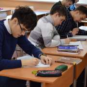 Ученики Международной лингвистической школы спешат на занятия после зимних каникул 