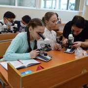 Ученики Международной лингвистической школы спешат на занятия после зимних каникул 