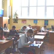 Ученики Международной лингвистической школы спешат на занятия после зимних каникул 