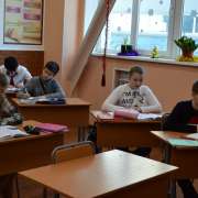 Ученики Международной лингвистической школы спешат на занятия после зимних каникул 