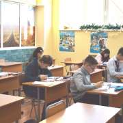 Ученики Международной лингвистической школы спешат на занятия после зимних каникул 