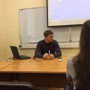 Главный тренер сборной школьников России по математике ведет уроки у учеников МЛШ на выездной сессии в Москве 