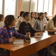 Неделя наук в Международной лингвистической школе, день второй: удивляемся на физике, повторяем историю, ищем одушевленные существительные  