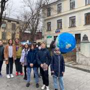 Ученики 4 и 5м1 классов Международной лингвистической школы в День космонавтики побывали на экскурсии «Мы дети Солнца и Галактики» 