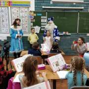 Новый год стучится в дверь: первоклассники Международной лингвистической школы стали героями новогоднего видеоклипа Высшей школы кино и телевидения ВГУЭС