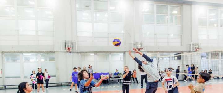 Спорт в Международной лингвистической школе: 5м2 класс - лучший в пионерболе, а ученик 8м2 в составе сборной Приморья стал участником первенства России по фехтованию