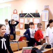Совет учеников МЛШ рассказывает ребятам из начальных классов о волонтерстве, школьной газете и животных национального парка «Земля леопарда» 