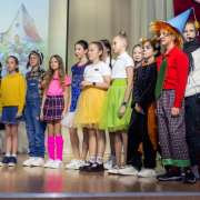 «Незнайка спешит на Новый год»: ученики пятых классов сыграли мюзикл на сцене МЛШ 