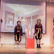 Спектакль «The Kingdom of Crooked Mirrors» на сцене Международной лингвистической школы  представили ученики 6 классов 