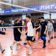 Это была схватка: среди 9 и 10 классов Международной лингвистической школы определилась лучшая команда по волейболу, а среди 7 – лучшая в мини-футболе 