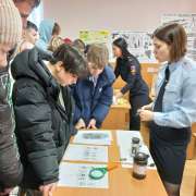 Ученики 8м2 класса Международной лингвистической школы отправились на экскурсию в отделение МВД по Приморскому краю 