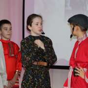 Ученики 5м2 класса и 7 классов Международной лингвистической школы сыграли отрывки из «Муму» и «Недоросля»