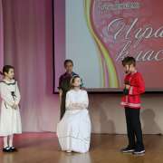 Ученики 5м2 класса и 7 классов Международной лингвистической школы сыграли отрывки из «Муму» и «Недоросля»