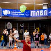 Быстрее, выше, сильнее: ученики 4 класса Международной лингвистической школы вместе с родителями соревновались в ловкости на спортивной площадке 