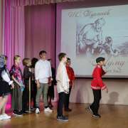 Ученики 5м2 класса и 7 классов Международной лингвистической школы сыграли отрывки из «Муму» и «Недоросля»