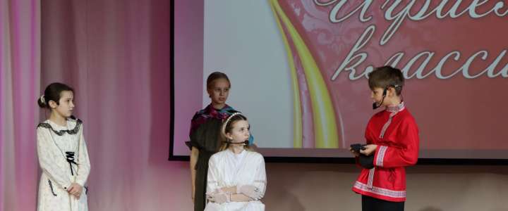 Ученики 5м2 класса и 7 классов Международной лингвистической школы сыграли отрывки из «Муму» и «Недоросля»