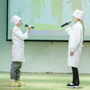Healthy lifestyle: ученики четвертых и пятых классов Международной лингвистической школы прочли со сцены стихи на заданную тему