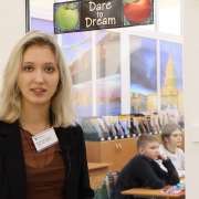 Ученица 11б класса МЛШ Арина Буденная подготовила сюжет о Дне самоуправления для школьного видеоканала 