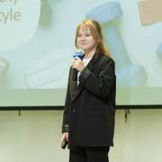 Healthy lifestyle: ученики четвертых и пятых классов Международной лингвистической школы прочли со сцены стихи на заданную тему