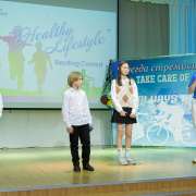 Healthy lifestyle: ученики четвертых и пятых классов Международной лингвистической школы прочли со сцены стихи на заданную тему