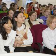Healthy lifestyle: ученики четвертых и пятых классов Международной лингвистической школы прочли со сцены стихи на заданную тему