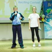 Healthy lifestyle: ученики четвертых и пятых классов Международной лингвистической школы прочли со сцены стихи на заданную тему