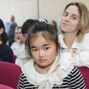 Healthy lifestyle: ученики четвертых и пятых классов Международной лингвистической школы прочли со сцены стихи на заданную тему