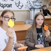 В Международной лингвистической школе на уроках японского языка начался сезон момидзи: ученики создают кленовые листья из яркой бумаги 