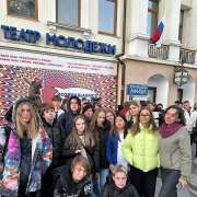 Ученики 7м1 класса Международной лингвистической школы посмотрели и обсудили спектакль «Ленка» Приморского театра молодежи