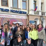 Ученики 7м1 класса Международной лингвистической школы посмотрели и обсудили спектакль «Ленка» Приморского театра молодежи