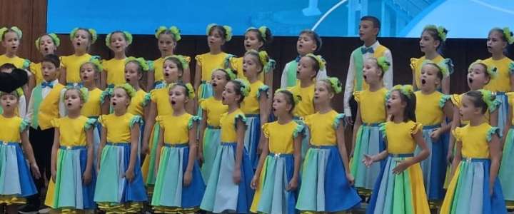 Диплом за 1 место в хоровой олимпиаде и сертификат участника литературного конкурса: ученики Международной лингвистической школы поют и читают стихи  