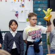 Puppet show: ученики 3 классов Международной лингвистической школы сыграли «Репку» и «Теремок» на английском языке