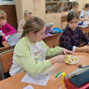 Это был самый интересный урок: ученики 3м1 класса МЛШ на лабораторной работе узнали, в каких продуктах есть крахмал и чем он полезен 