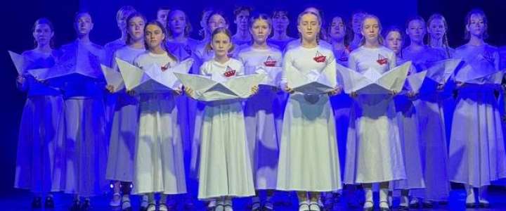 Ученица 9м1 класса МЛШ Рада Бокова сыграла в премьере спектакля «Юнги огненных рейсов» на сцене театр ТОФ
