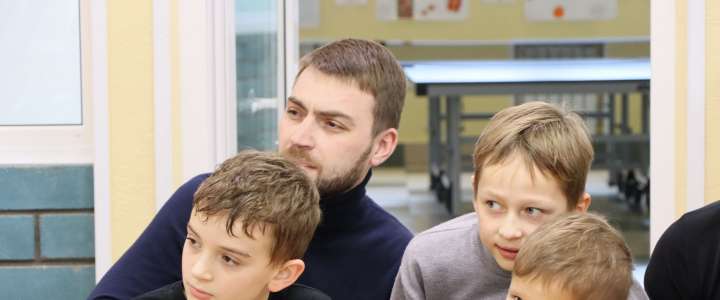 Ученики начальных классов МЛШ вместе с папами играют в квиз, посвященный Дню защитника Отечества 